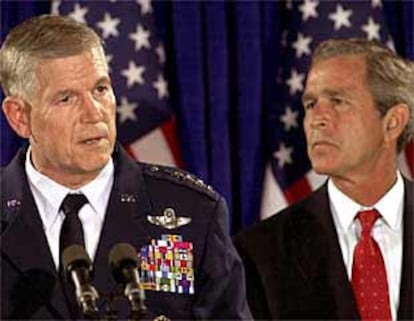 El presidente Bush (a la derecha) presenta al general Richard Myers como su principal consejero militar.