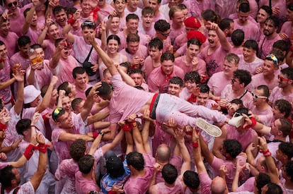 Una multitud celebra el comienzo de los sanfermines en Pamplona.