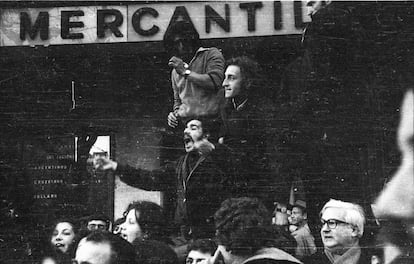 Manifestantes protestan contra el golpe de Estado, en la tarde del 9 de julio de 1973