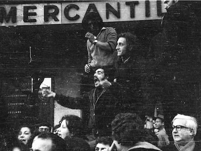 Manifestantes protestan contra el golpe de Estado, en la tarde del 9 de julio de 1973.
