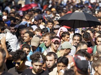 Refugiados abandonan la ciudad de Budapest en Hungría.