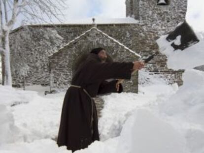 José Quintela retira la nieve ante el santuario de O Cebreiro en febrero.