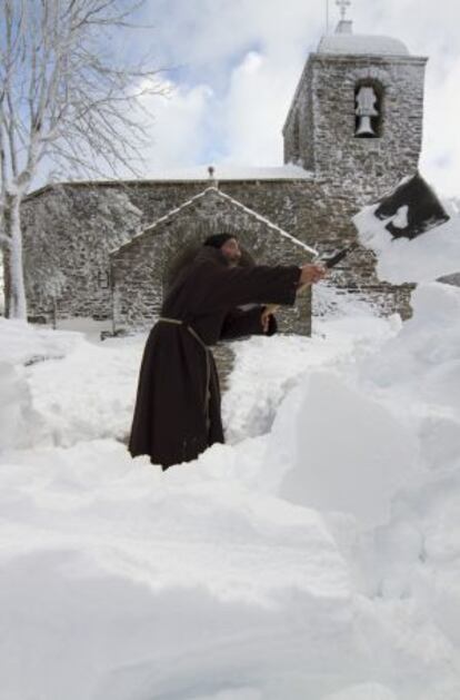 José Quintela retira la nieve ante el santuario de O Cebreiro en febrero.