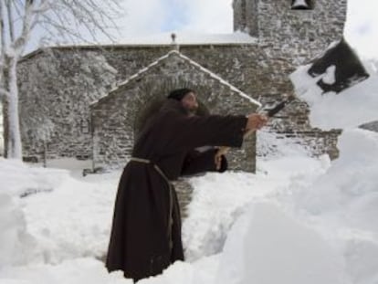 José Quintela retira la nieve ante el santuario de O Cebreiro en febrero.