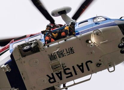 El personal de rescate busca personas desaparecidas a través de altavoces desde un helicóptero, por las zonas que sufrieron inundaciones, el 13 de octubre de 2019.