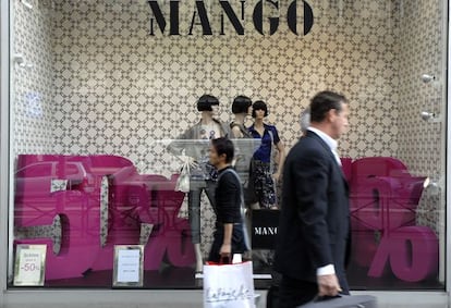 Tienda de la cadena de moda española Mango en París.