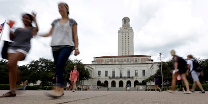 Estudiantes caminan por el campus de la Universidad de Texas en Austin, Texas.