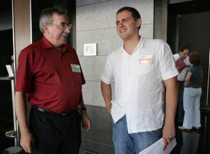 Albert Rivera (derecha) conversa con Luis Bouza-Brey durante el pasado congreso de Ciutadans.