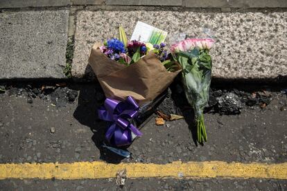 Unas flores depositadas junto a algunos restos calcinados. El alcalde de Londres, Sadiq Khan, ha declarado el incendio como uno de los más graves, ya que han tenido que participar más de 200 bomberos,, el 15 de junio.