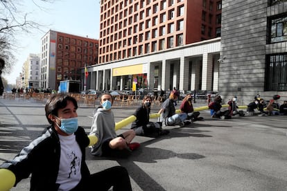 Protesta de Extinction Rebellion este viernes, en Madrid, para pedir al Gobierno una Asamblea Ciudadana por el clima.