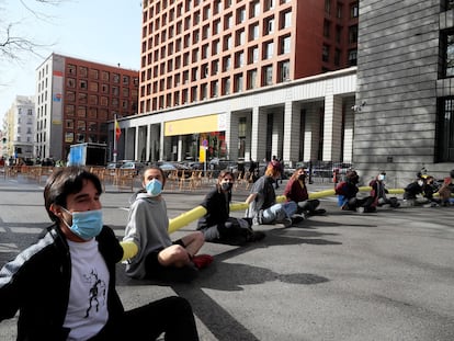 Protesta de Extinction Rebellion este viernes, en Madrid, para pedir al Gobierno una Asamblea Ciudadana por el clima.
