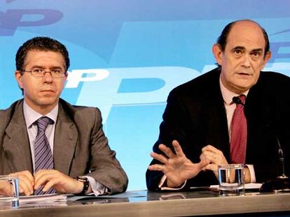 El secretario general del PP en Madrid, Francisco Granados (izquierda), y el secretario de Seguridad del partido, Ignacio Astarloa, durante la rueda de prensa convocada ayer para hablar de la detención de dos militantes populares.