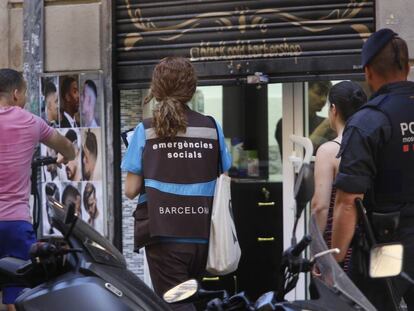 Els Mossos desallotgen un bloc al Raval. 