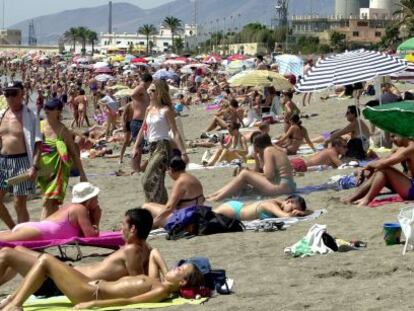 Turistas nacionales y extranjeros en la playa de Málaga.