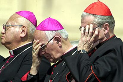 Algunos de los cardenales y obispos que asistieron a la intervención del Papa en la plaza de San Pedro.