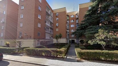 Fachada del número 56 de la calle de Ocaña, en Aluche.