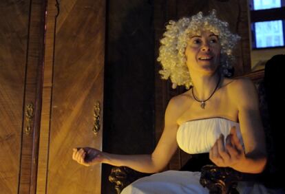 La actriz alavesa Carmen San Esteban, antes de iniciar su representación teatral en una lonja de Vitoria.