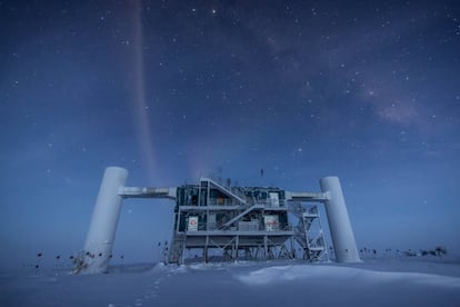 IceCube detecta neutrinos en la Antártida, ocupa un kilómetro cúbico de hielo con sensores hasta los 2.450 metros de profundidad.