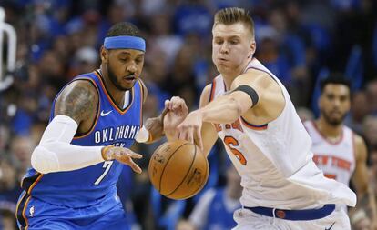 Carmelo Anthony y Porzingis pugnan por el bal&oacute;n.