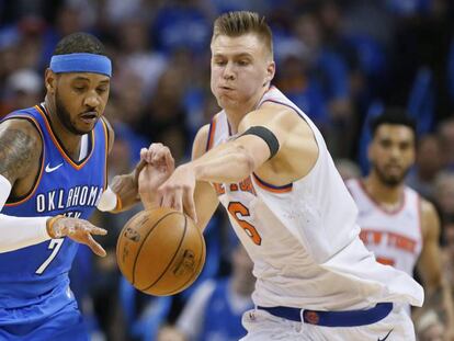 Carmelo Anthony y Porzingis pugnan por el bal&oacute;n.