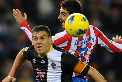 Ballesteros y Adrián saltan a por el balón.