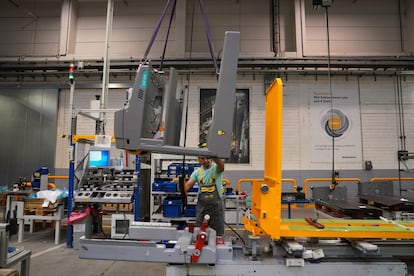 Un trabajador en la línea de montaje de carretillas industriales en la planta de Jungheinrich en Hamburgo.