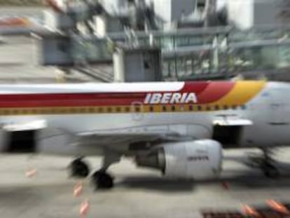 Un avión de Iberia en una de las pistas del aeropuerto de Barajas de Madrid. EFE/Archivo