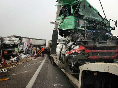 Trabajos de retirada de algunos de los camiones implicados en la colisión, ayer en la autopista AP-2, en Castelldans.<b>