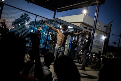 El grupo de personas procedentes de Marruecos y que cruzó la frontera durante la madrugada de este martes, en la puerta del centro de recepción de inmigrantes de Melilla. 