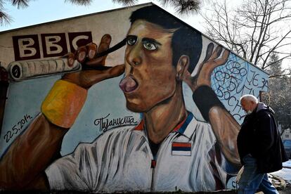 Un mural con la imagen de Novak Djokovic en Belgrado, Serbia.