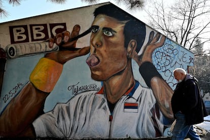 Un mural con la imagen de Novak Djokovic en Belgrado, Serbia.