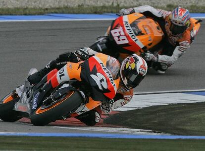 Dani Pedrosa, por delante de Nicky Hayden en la carrera del pasado sábado en Assen.