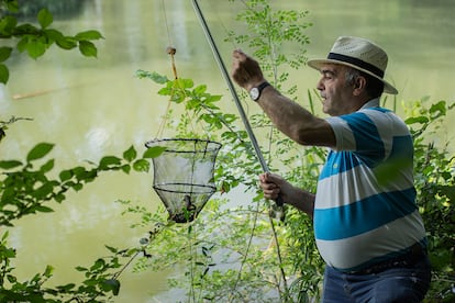 Nicolás Martín, de 66 años, prepara las redes para pescar cangrejos de río.