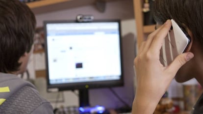 Dos usuarios usan internet y dispositivos móviles en casa.