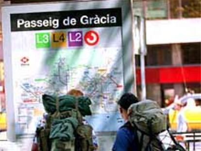 Dos turistas de mochila, ayer en Barcelona.