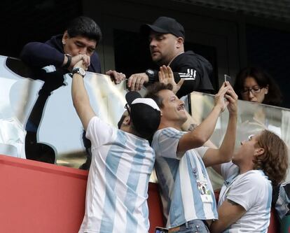 Maradona en uno de los palcos del estadio de San Petersburgo durante el partido Nigeria-Argentina.