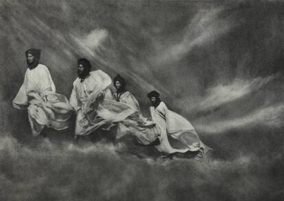 'Siroco en el Sahara' (1965), la última gran fotografía conocida de José Ortiz Echagüe.