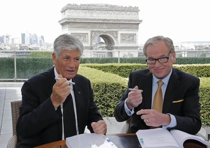 Maurice Levy, izquierda, y John Wren, cuando firmaron el acuerdo de fusión en julio de 2013.