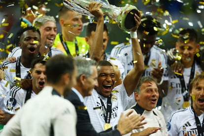 Kylian Mbappé con el trofeo que le acredita como campeón de la Supercopa de Europa, su primer título en el Real Madrid.