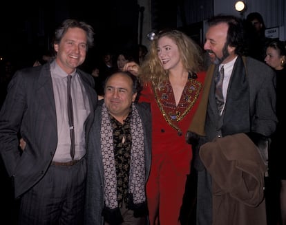 Michael Douglas, Danny DeVito, Kathleen Turner y el productor James L. Brooks en el estreno de 'La guerra de los Rose' en Nueva York en diciembre de 1989.