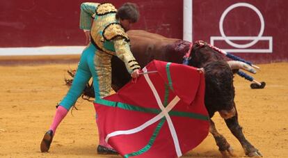 Barrera, en un pase a su primer toro con una 'ikurriña' como muleta.