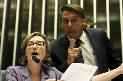 Os deputados Jair Bolsonaro e Maria do Ros&aacute;rio batem-boca no plen&aacute;rio da C&acirc;mara dos Deputados