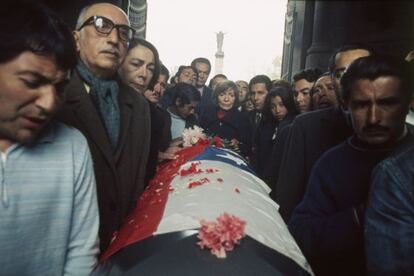 Funeral de Pablo Neruda, el 25 de septiembre de 1973, en Santiago de Chile. En el centro, Matilde Urrutia, viuda del poeta.