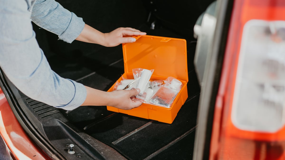 El botiquín de primeros auxilios más completo para llevar en el coche este verano