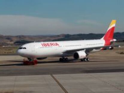 Avi&oacute;n de Iberia en el aeropuerto de Madrid.