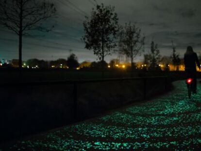 El primer carril bici fluorescente del mundo, en Nuenen.