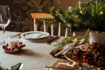 Mesa decorada para una celebración navideña.