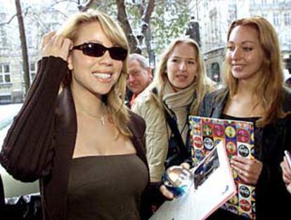 La cantante estadounidense Mariah Carey pasa delante de unos admiradores mientras se dirigía ayer a su hotel en Múnich.