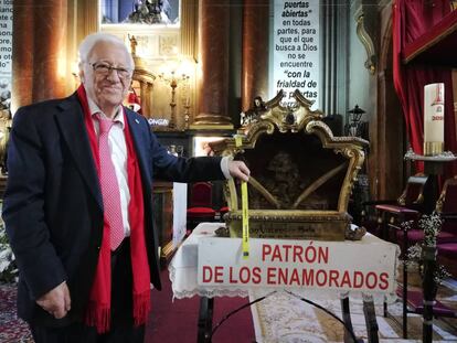 El padre Ángel, con una cinta amarilla, ante las reliquias de San Valentín en el altar mayor de la iglesia de San Antón.