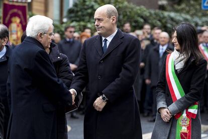 El presidente italiano, Sergio Materalla (izquierda), junto a la alcaldesa de Roma, Virginia Raggi y el presidente de la región de Lazio, Nicola Zingaretti.